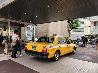 サンクチュアリ-聖域-第4庁舎撮影風景　劇用タクシーが停まっている