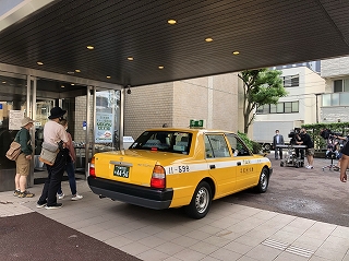 サンクチュアリ-聖域-第4庁舎撮影風景 劇用タクシーが停まっている