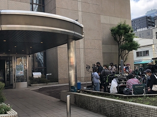サンクチュアリ-聖域-第4庁舎撮影風景 スタッフ達が撮影している